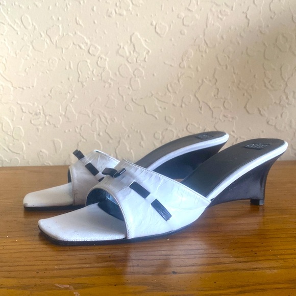 Anne Klein White/Black Wedge Slip on Mule Sandal Sz 7 1/2 - Picture 3 of 6